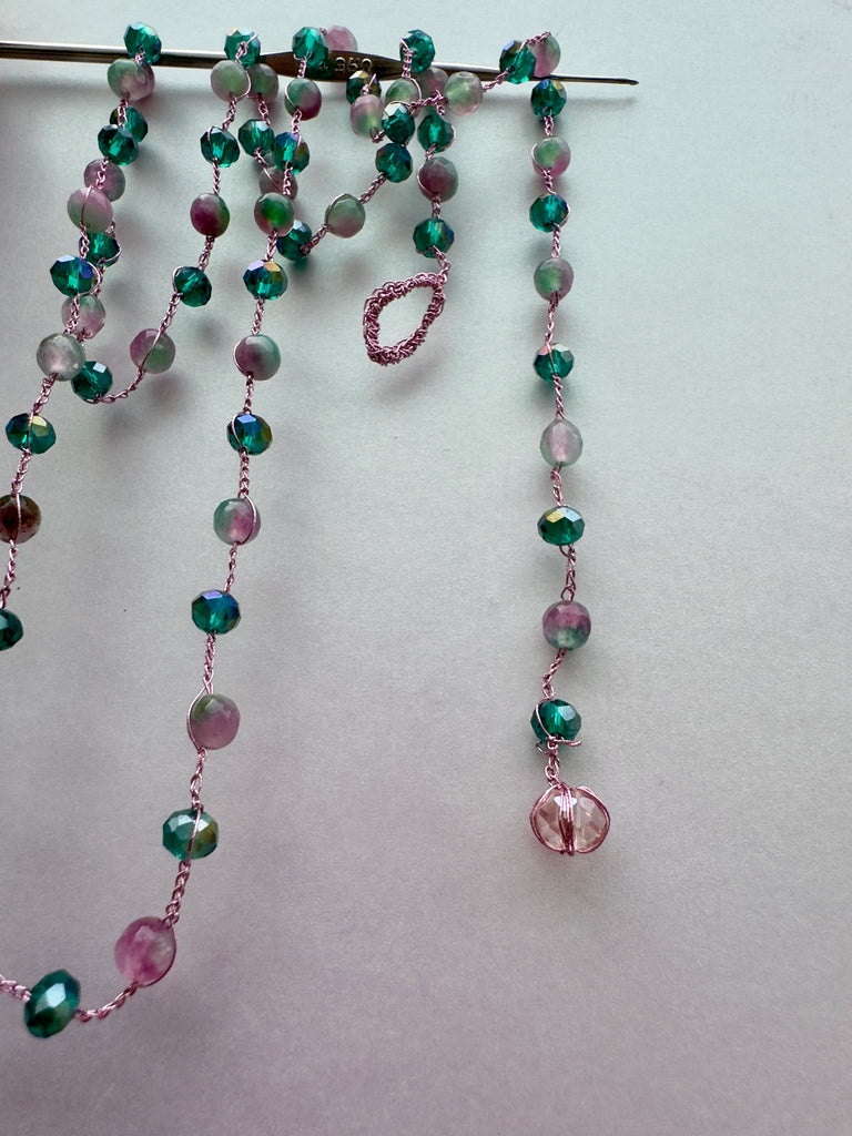 Collana_Cristalli_e_Pietra_Dura_Verde_Rosa uncinetto