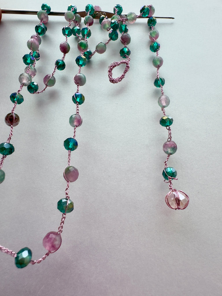 Collana_Cristalli_e_Pietra_Dura_Verde_Rosa uncinetto cristalli pietra dura