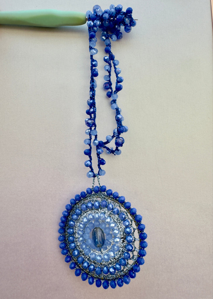 Collana rosone blu all'uncinetto pietra dura blu