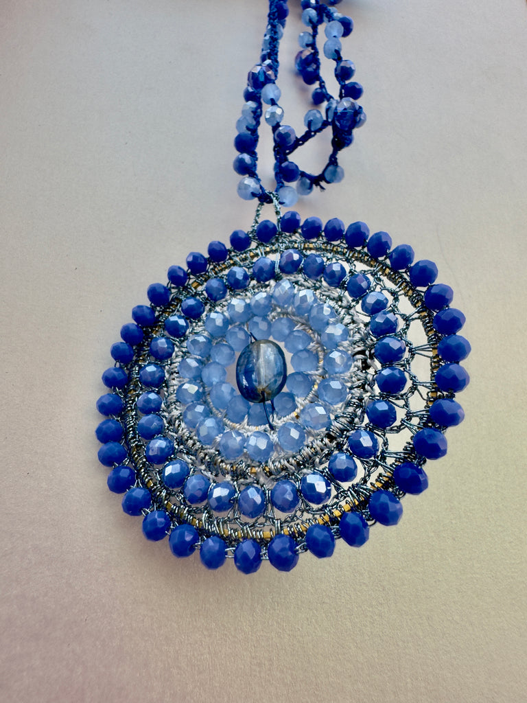 Collana rosone blu cristalli uncinetto